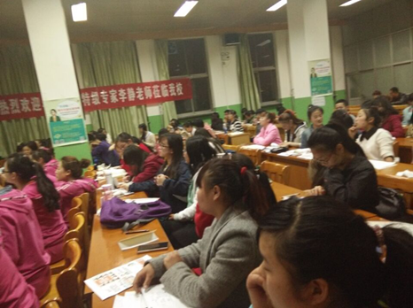伟德官网同学认真听讲